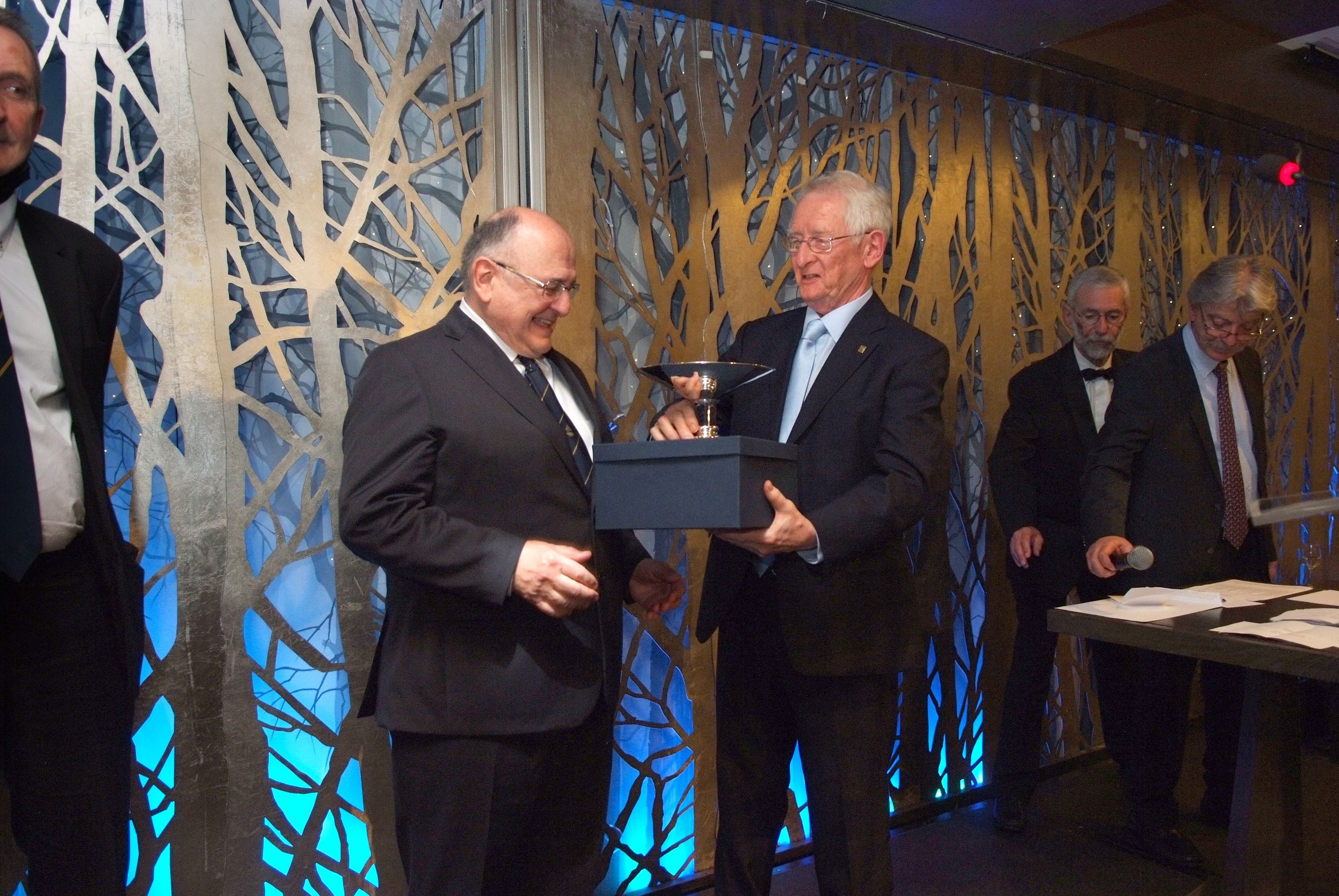 Vittorio Morani riceve il Gran premio Campioni da Bill Hedley, presidente FEPA.