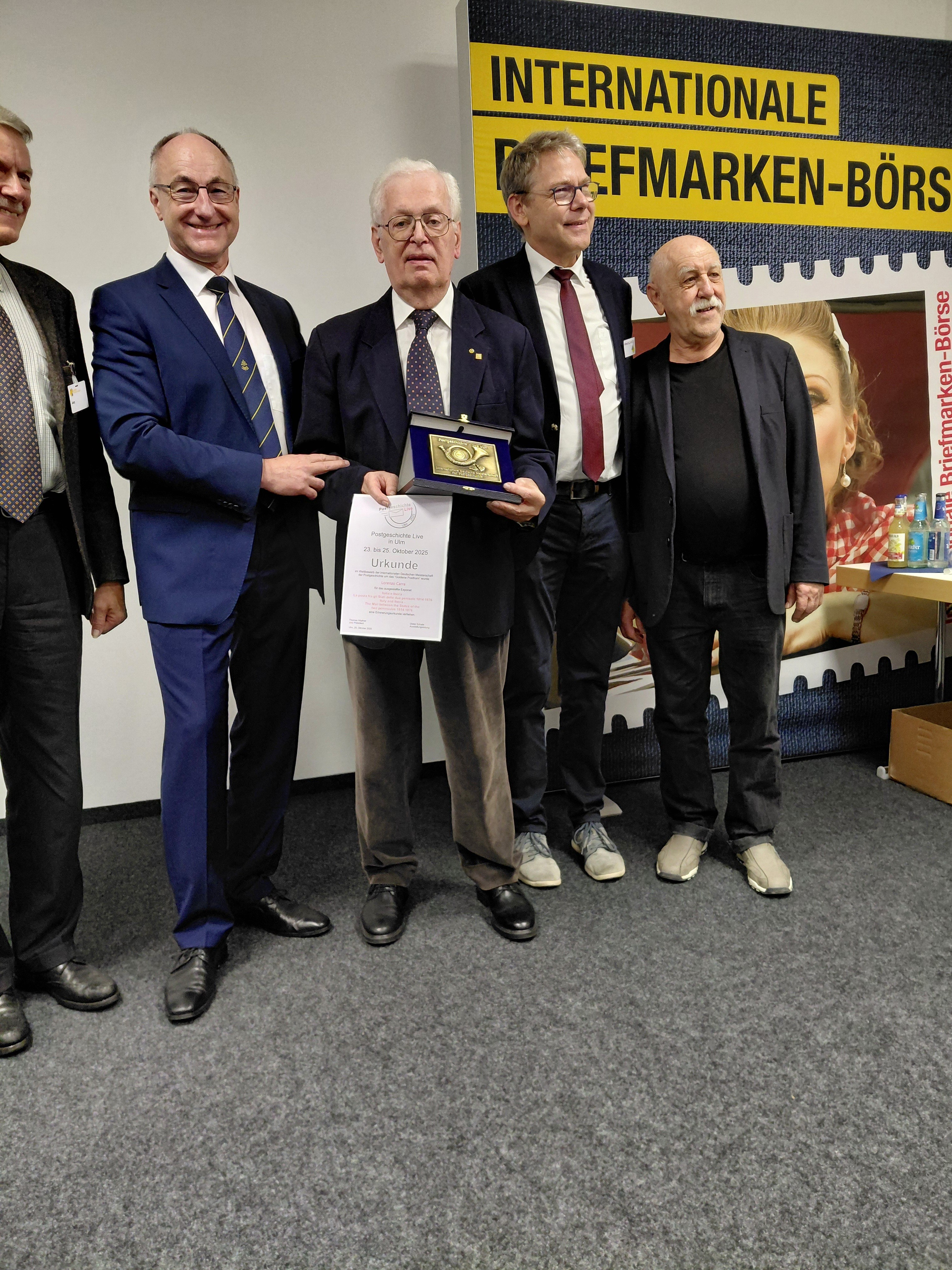 Lorenzo Carra riceve il Gold Posthorn in classe Letteratura filatelica.